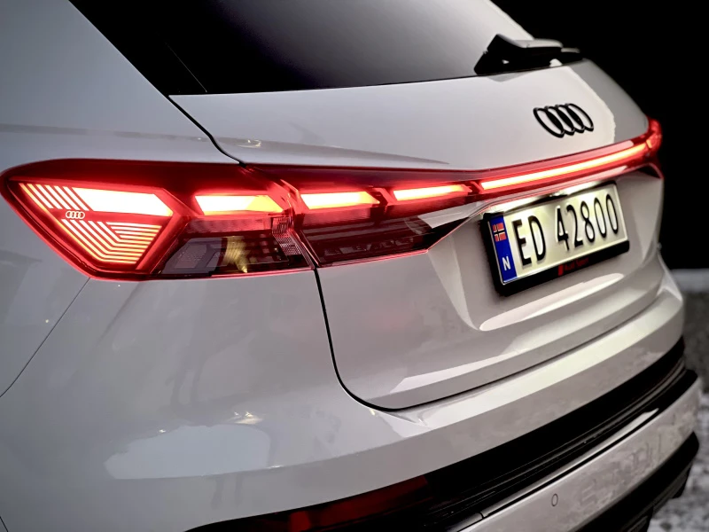 Isbrehvit Audi Q4 50 e-tron quattro S-line med svart optikk og hellakkering