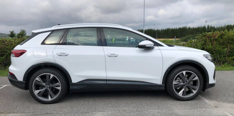 Audi Q4 50 e-tron quattro in Glacier white and manhatten grey contrast paint