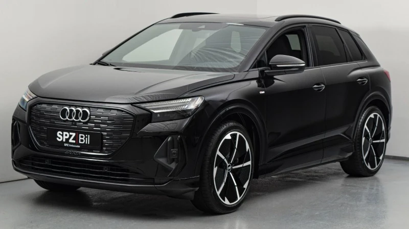 Mythossort Audi Q4 40 e-tron med S-line eksteriør og hellakkering