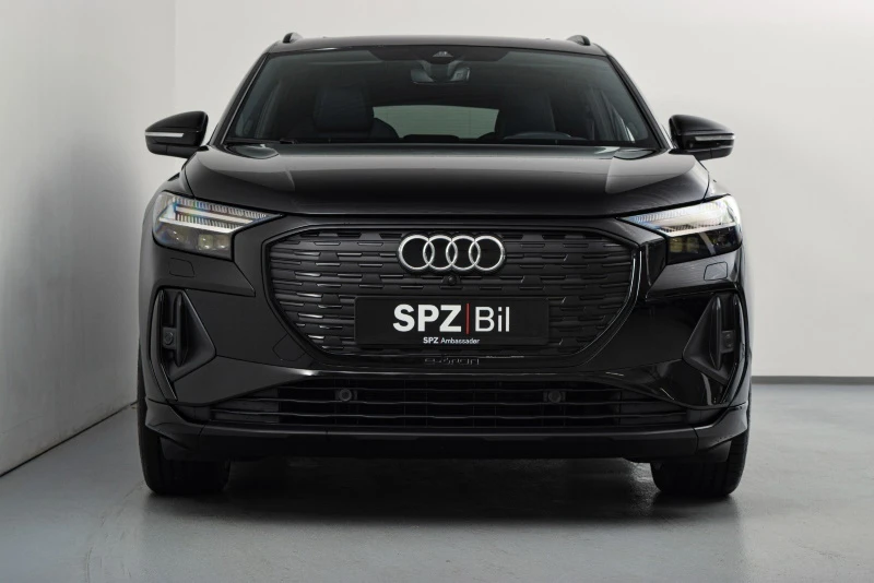 Mythossort Audi Q4 40 e-tron med S-line eksteriør og hellakkering