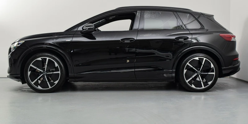 Mythossort Audi Q4 40 e-tron med S-line eksteriør og hellakkering