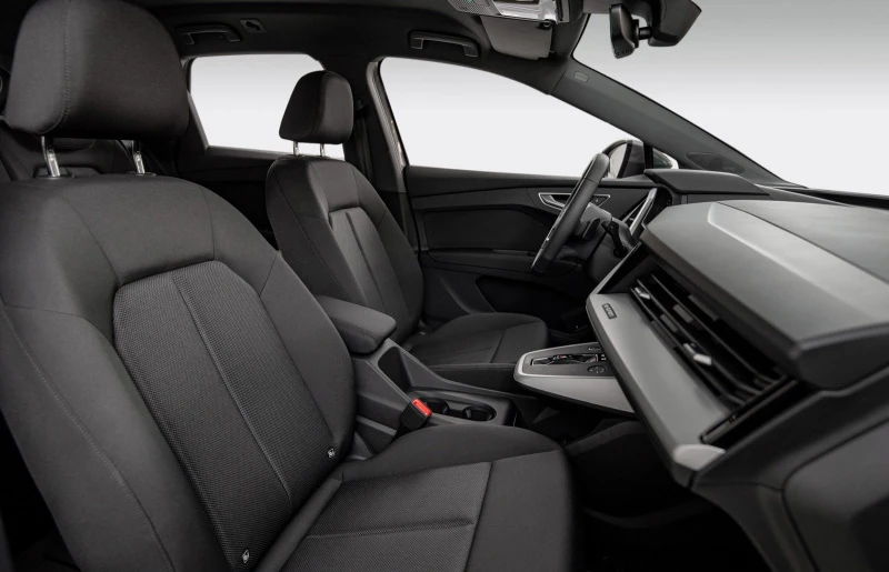 Standard seter i sort stoff (AI)