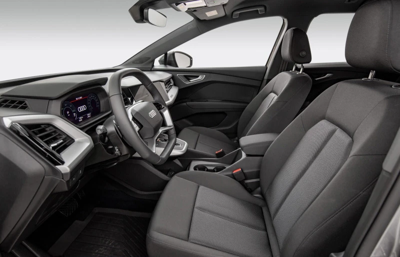 Standard seter i sort stoff (AI)