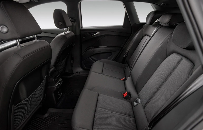 Standard seter i sort stoff (AI)