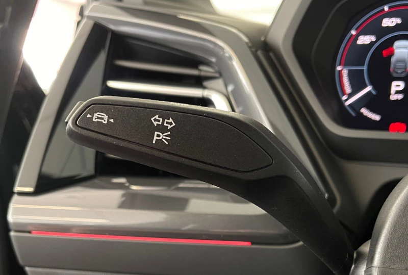 Blinklyshendel med knapp for å slå av kjørefeltføring Blinklyshendel med knapp for å slå av kjørefeltføring