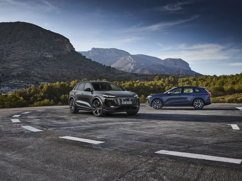Audi Q6 e-tron in Daytona grey and Plasma blue