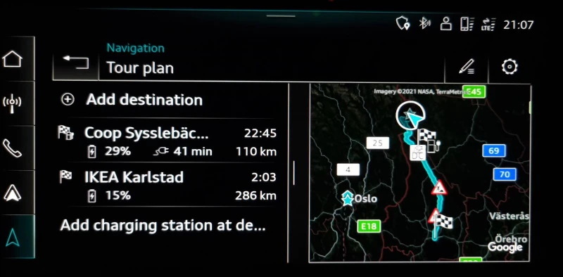 Ladestasjoner langs ruten med informasjon om tiden det tar å lade