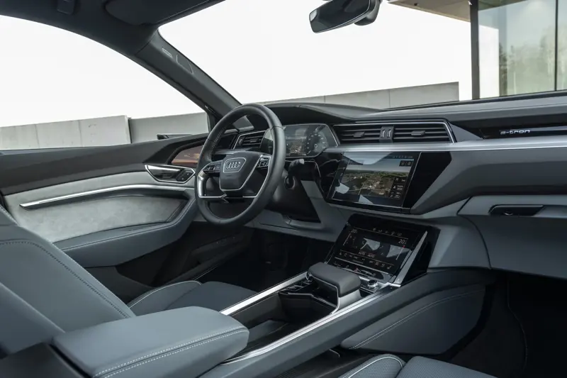 e-tron — screens 1