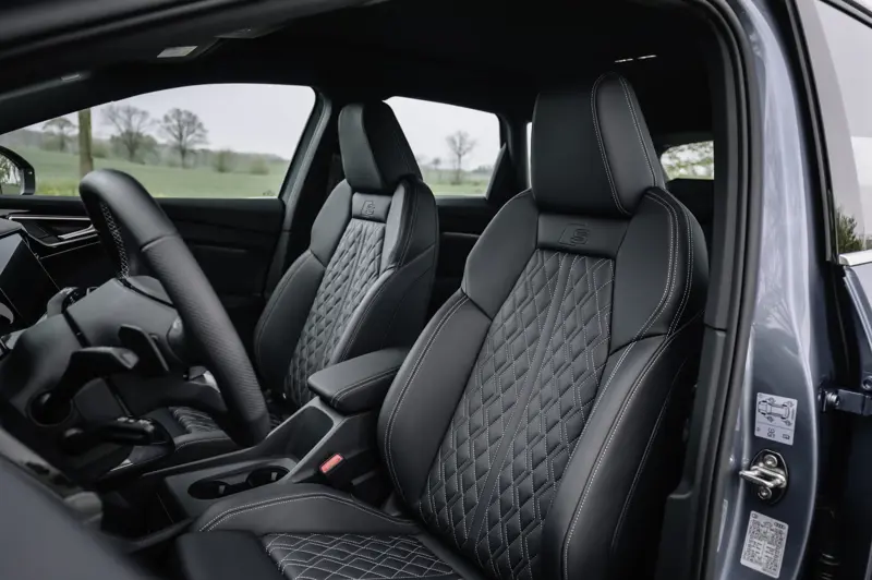 Q4 e-tron — frontseats 1