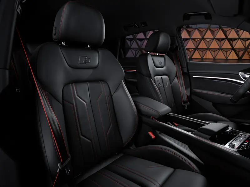 Q8 e-tron — frontseats 1