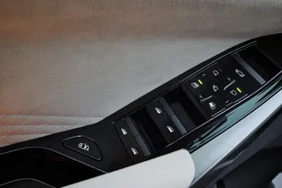 BMW iX5 60 xDrive - Gallery Image
