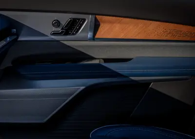 Cadillac VISTIQ AWD - Gallery Image