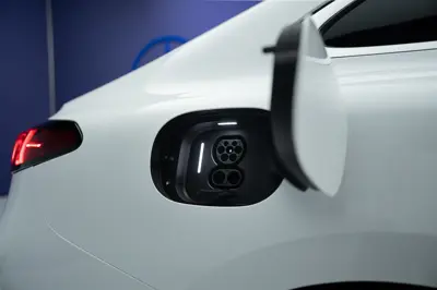 Mercedes C 400 4MATIC electric - Gallery Image