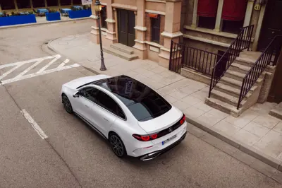 Mercedes C 400 4MATIC electric - Gallery Image