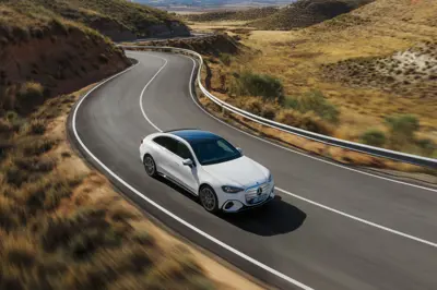 Mercedes C 400 4MATIC electric - Gallery Image