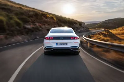 Mercedes C 400 4MATIC electric - Gallery Image