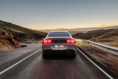 Mercedes C 400 4MATIC electric - Gallery Image