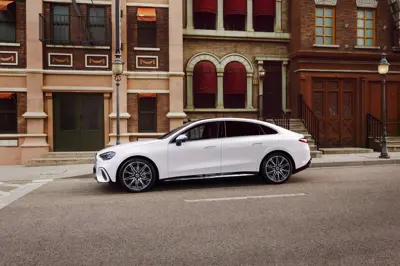 Mercedes C 400 4MATIC electric - Gallery Image