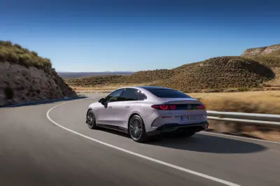 Mercedes C 400 4MATIC electric - Gallery Image