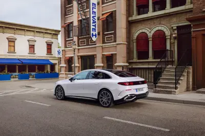 Mercedes C 400 4MATIC electric - Gallery Image