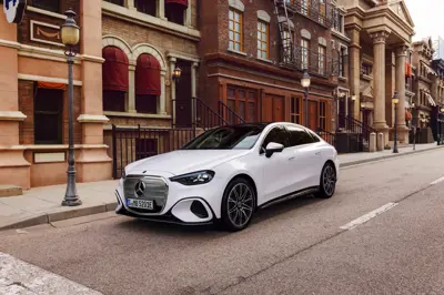 Mercedes C 400 4MATIC electric - Gallery Image