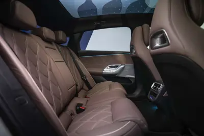 Mercedes C 400 4MATIC electric - Gallery Image