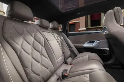 Mercedes C 400 4MATIC electric - Gallery Image