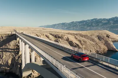 Mercedes GLA 350 4MATIC - Gallery Image