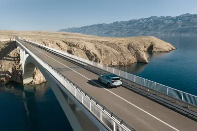 Mercedes GLA 350 4MATIC - Gallery Image