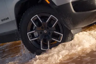 Rivian R1S Dual-Motor AWD MP - Gallery Image