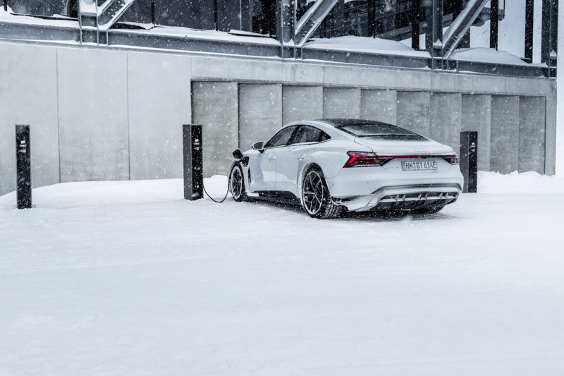Audi e-tron GT cargando en invierno