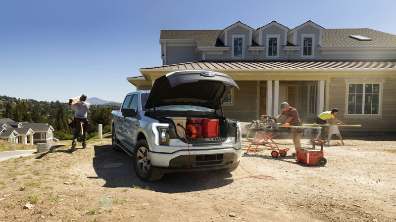 Ford F150 Lightning avec coffre rempli d'outils