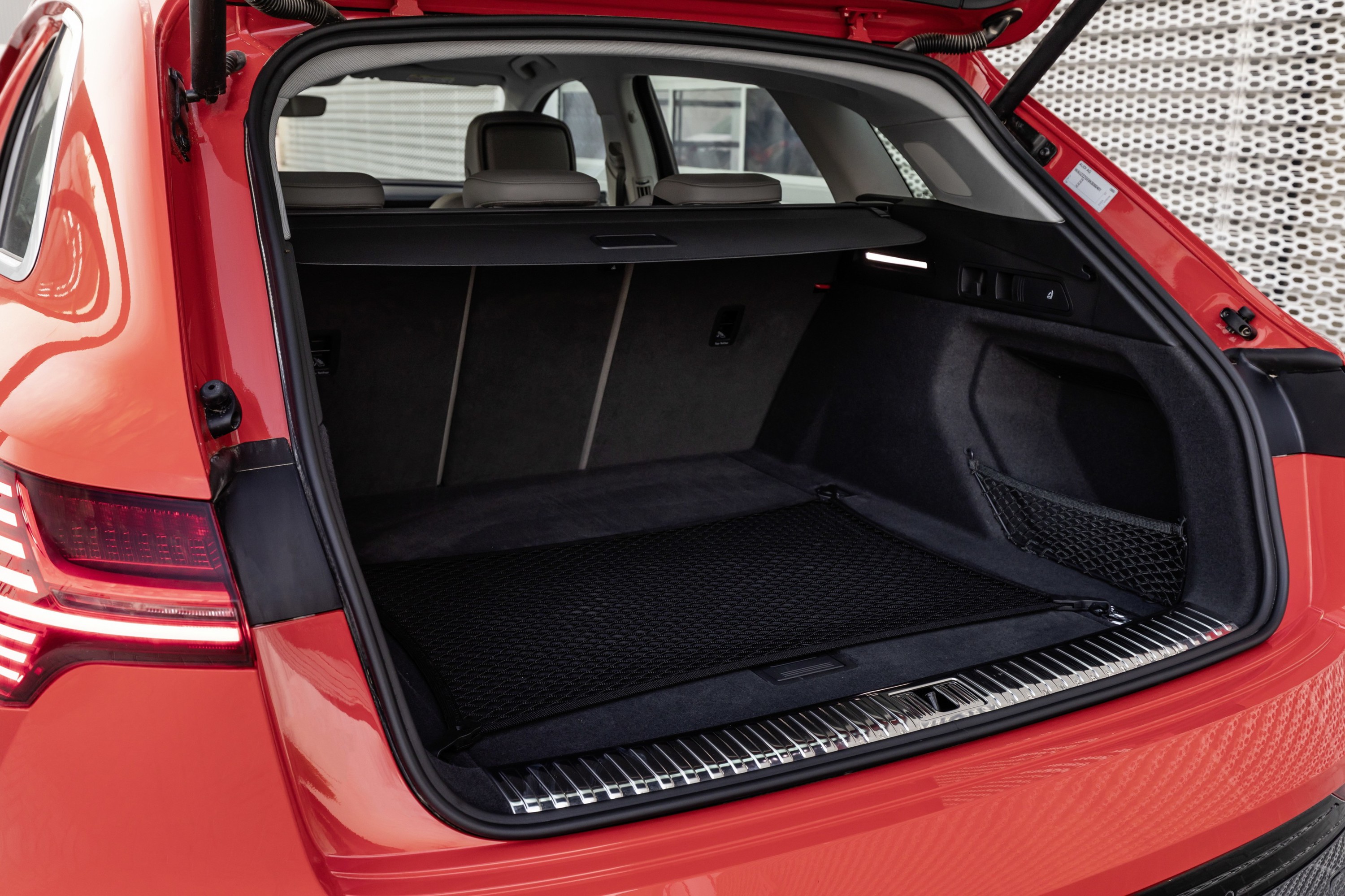 Audi e-tron med förvaringskrokar och nät