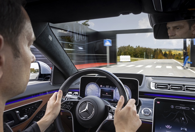 Assistance aux panneaux de signalisation Mercedes-Benz avec avertissement