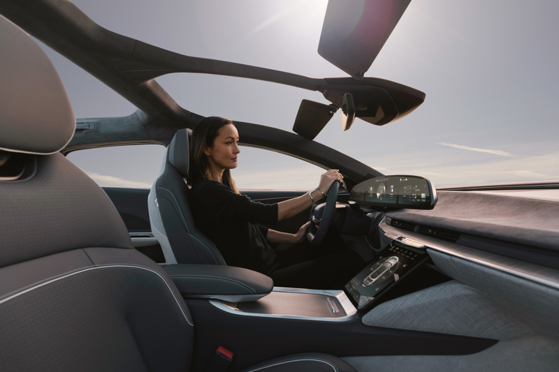 Lucid Air med panoramaforrude og glaspanel