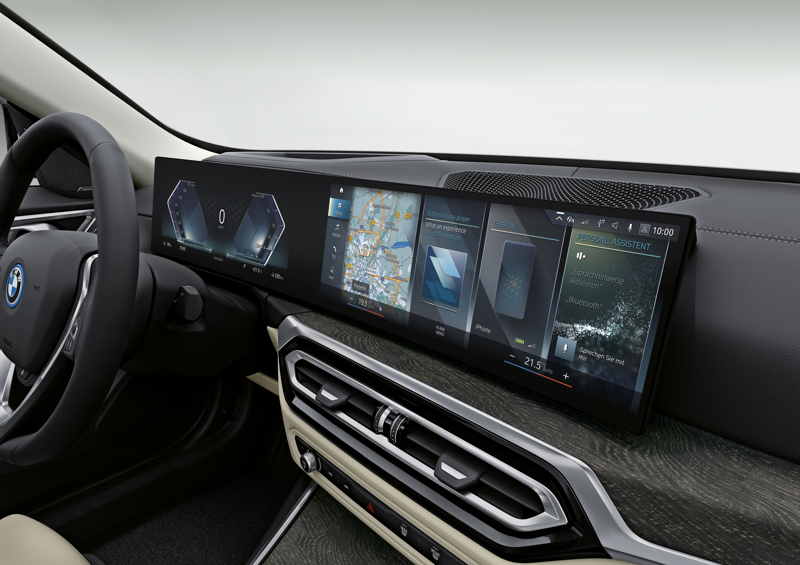 BMW i4 med flera skärmar monterade på instrumentbrädan