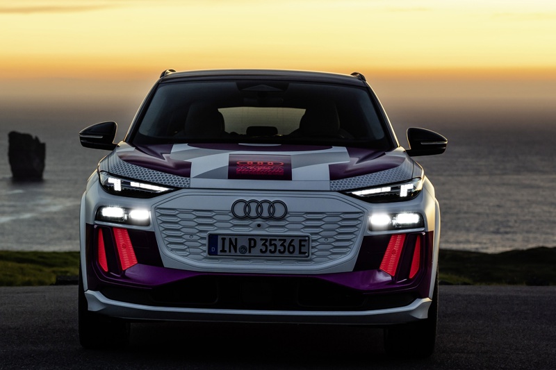 Audi Q6 e-tron med fjernlys LED Matrix og nærlysmoduler aktive (DRL dimmet)