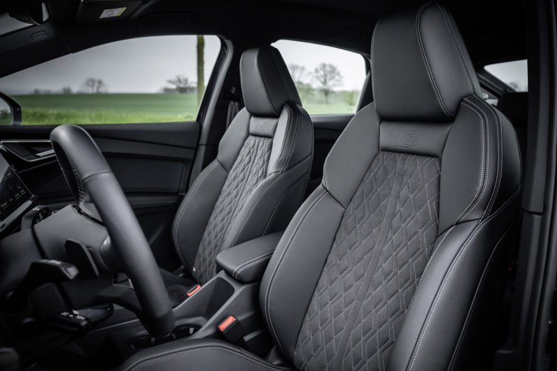 Audi Q4 e-tron Dinamica and leatherette seat