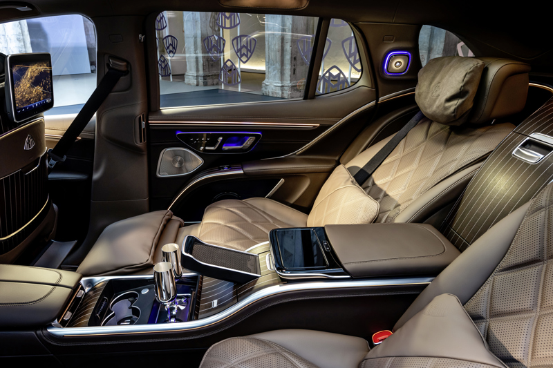 Twin Executive Seats in Mercedes-Maybach EQS 680 SUV