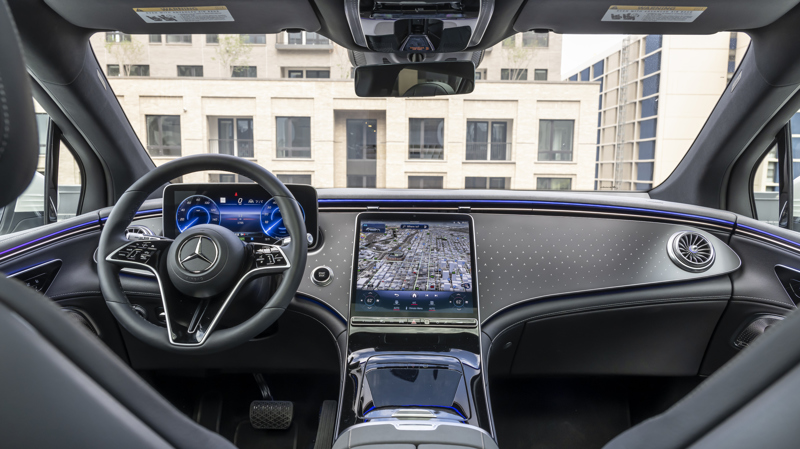 Mercedes EQS-SUV standardskärmlayout med endast delvis integrerade skärmar