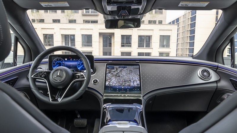 Mercedes EQS-SUV standard screen layout with only partial integrated screens